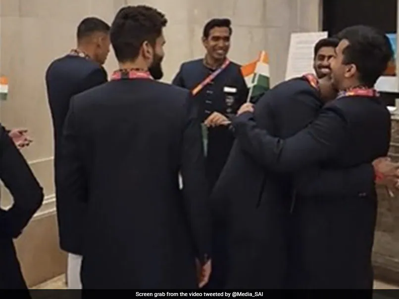 You are currently viewing How India’s CWG Contingent Made Birthday Boy Satwiksairaj Rankireddy Blush. Watch